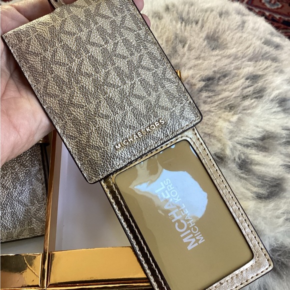 Michael Kors Gold leather Travel Set passport & luggage tag. NWT NIB - Picture 3 of 7